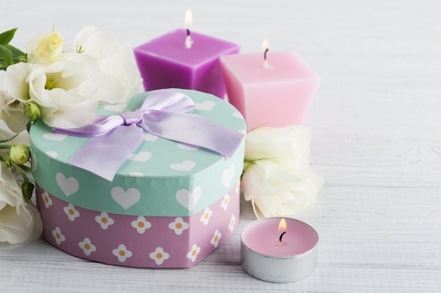 Regeling van kaarsen, bloemen, pastel geschenkdoos