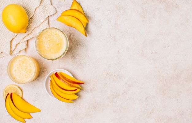 Regeling van smoothies en gesneden mango met exemplaarruimte