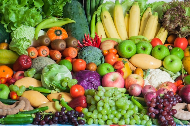 Regeling verschillende biologische groenten voor gezond eten en een dieet volgen.