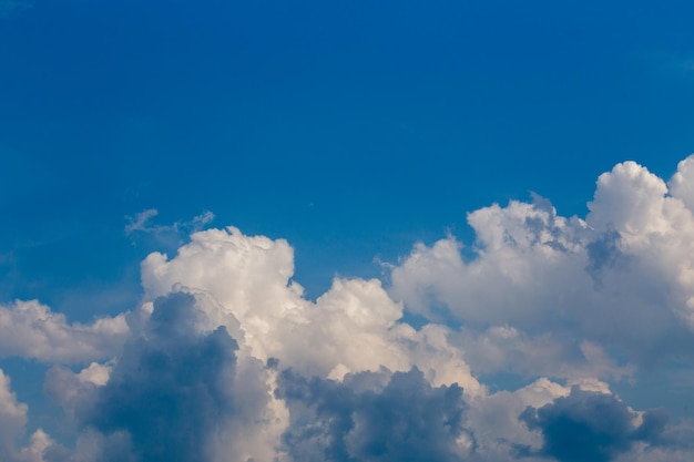 Regelmatige zomerwolken op blauwe lucht bij daglicht in continentaal Europa Close shot met telelens