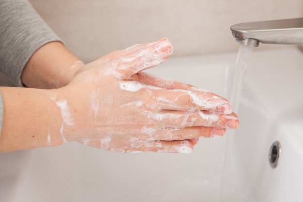 Regels voor persoonlijke hygiëne. Hoe u uw handen onder de kraan met water wast.