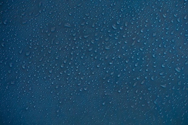 Regen druppels textuur. nat regendruppels water op glas achtergrond. blauw bellenpatroonbehang.