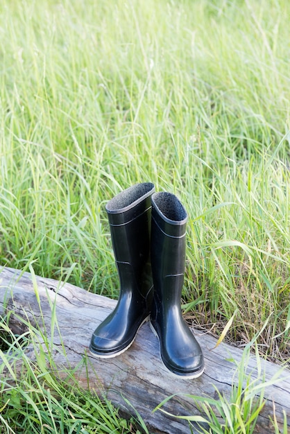 Foto regen rubberen laarzen op groen gras