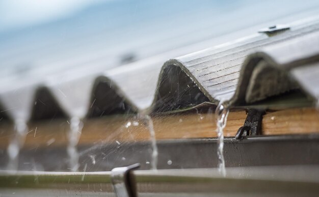 Regen stroomt van een dak naar beneden