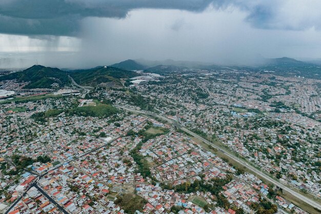 Foto regen valt op een stad in luchtfoto