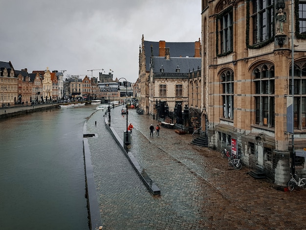 Regenachtige dag in de oude stad