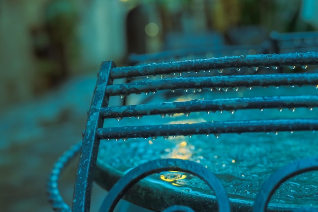 Foto regenachtige dag in europese stad metalen stoel en tafel bedekt met regenwater buiten cafémeubilair