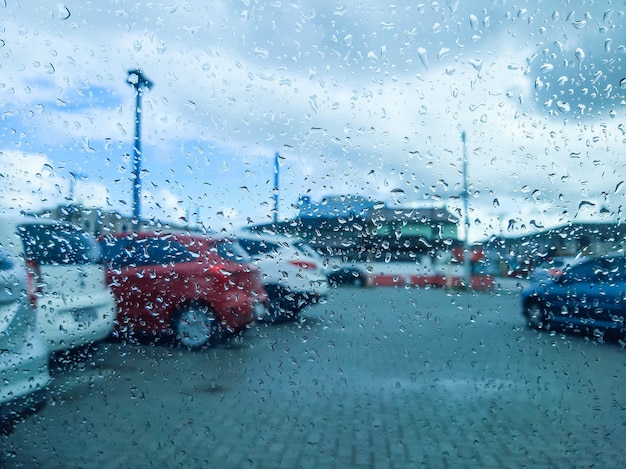 Regenachtige dag op de parkeerplaats