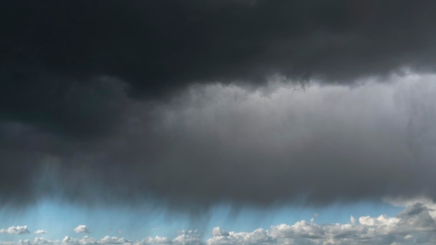 Regenachtige, donkere onweerswolken boven de zee