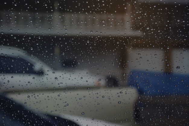 Foto regenachtige ruitenwissers in de auto.