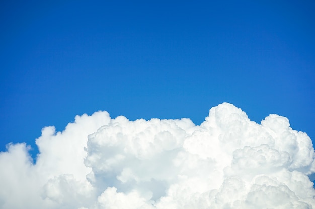 Regenachtige wolken over blauwe hemelachtergrond