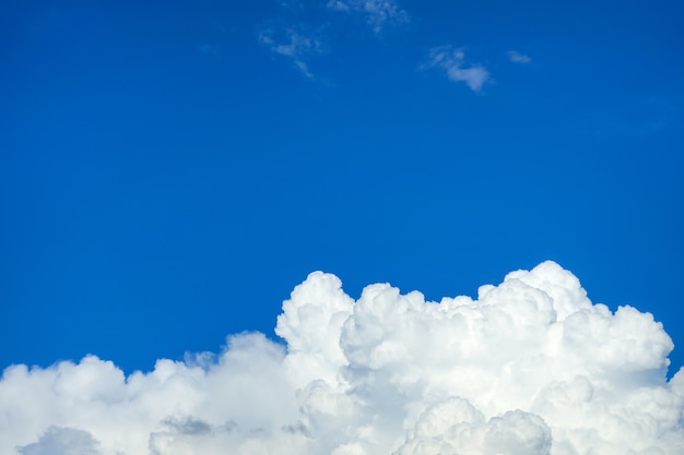 Regenachtige wolken over blauwe hemelachtergrond