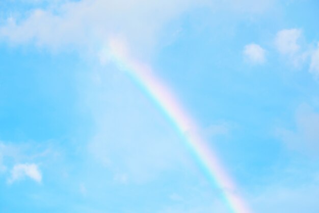 regenbogen en blauwe hemelachtergrond