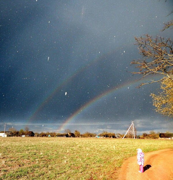 Foto regenbogen over het dorp