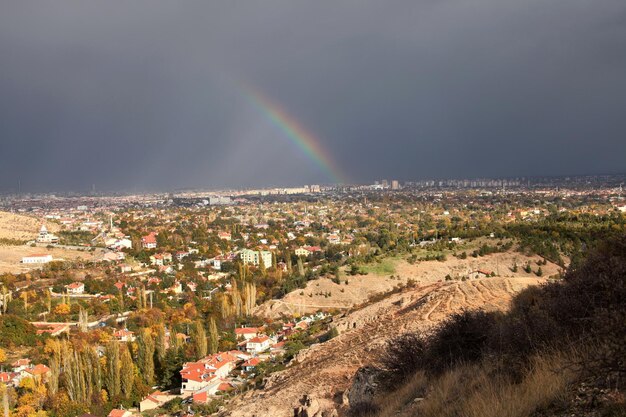 Regenboog boven de stad Konya, Turkije