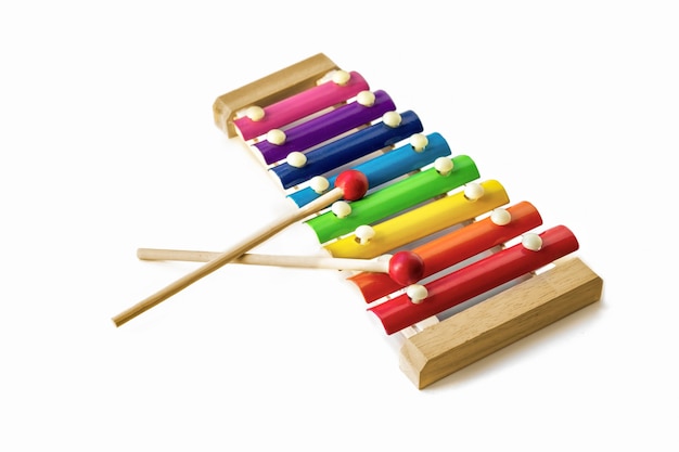 Regenboog gekleurde houten speelgoed 8 tone xylofoon glockenspiel geïsoleerd op een witte achtergrond. speelgoed klokkenspel. muziek, trillend. ritme, luister.