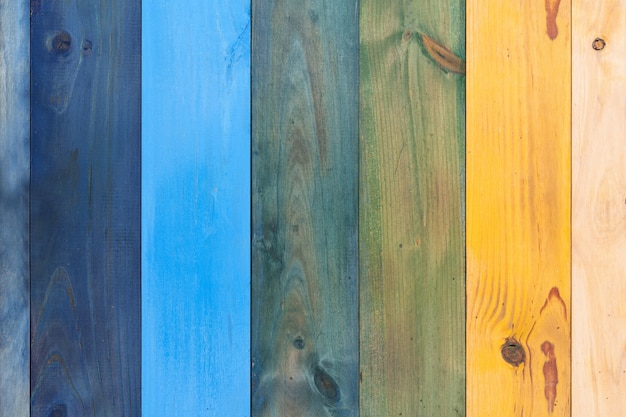 Regenboog geschilderd houten plank achtergrond zomer en lgtb concept