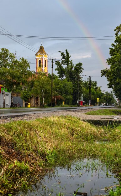 Regenboog in de avondlucht