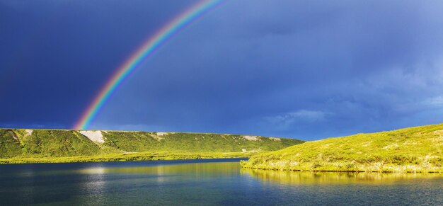 Regenboog in de bergen