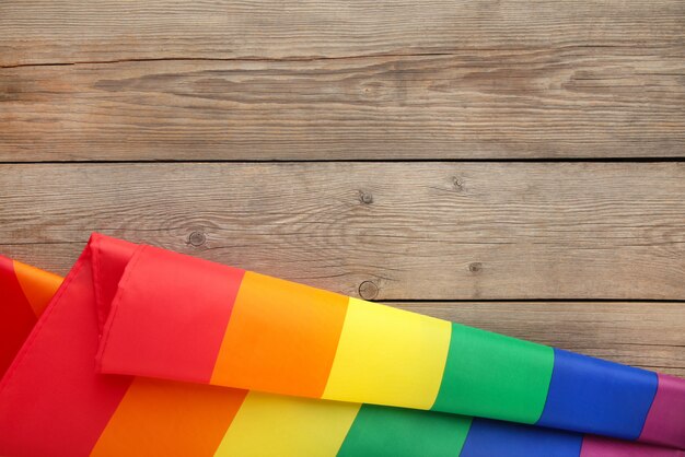 Regenboog LGBT-vlag op grijze houten achtergrond met exemplaarruimte