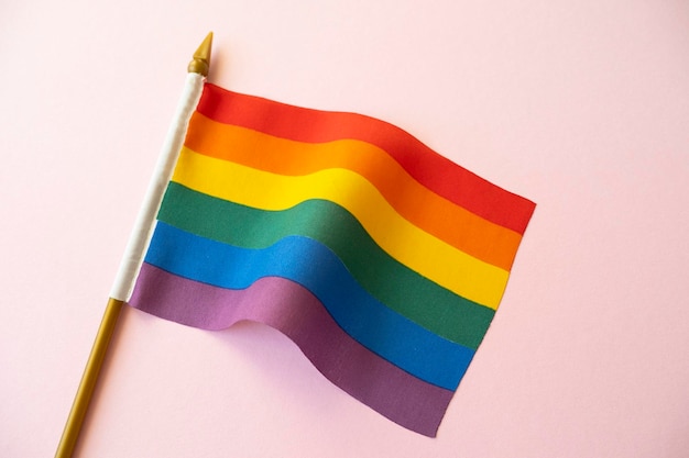 Regenboog Lgbt-vlag op roze oppervlakteconceptbeeld over mensenrechten en gelijkheidx9