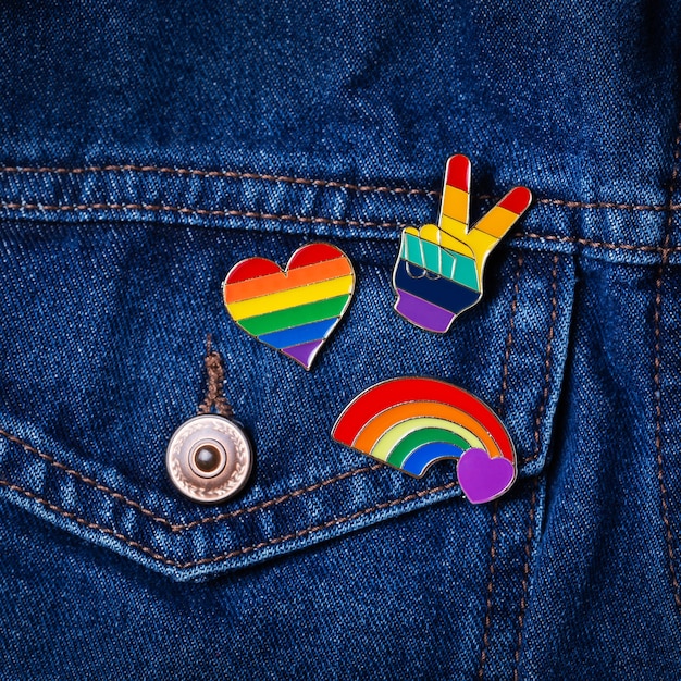 Regenboog lgbtq vlag badges tegen denim achtergrond trots maand