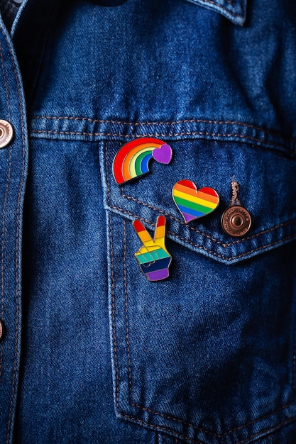 Regenboog lgbtq vlag badges tegen denim achtergrond trots maand