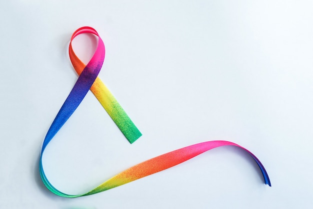 Regenboog lint bewustzijn. LGBT-gemeenschap. Wereld Aids Dag. Symbolisch concept voor bewustmakingscampagne over mensen met hiv concept