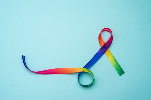 Regenboog lint bewustzijn. LGBT-gemeenschap. Wereld Aids Dag. Symbolisch concept voor bewustmakingscampagne over mensen met hiv concept