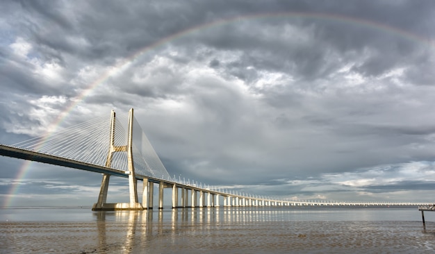 Regenboog op de vasco de gama-brug, lissabon, portugal