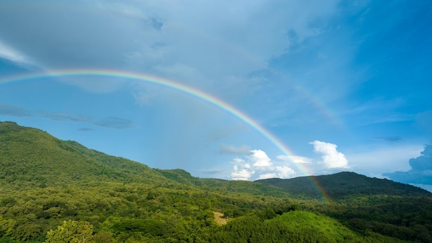 Regenboog op lucht in de bergen Panorama van vliegen in een natuurregenboog in de regen Luchtfoto van regenboog in berg Regenboog in de bergen Puffy Clouds After the Rain