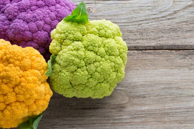 Regenboog van biologische bloemkool op de houten tafel