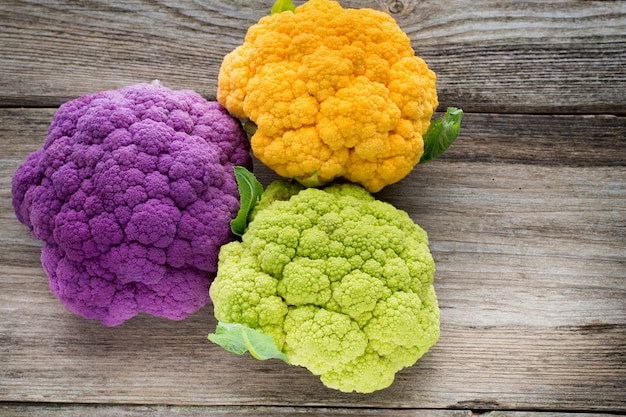 Regenboog van biologische bloemkool op de houten tafel.