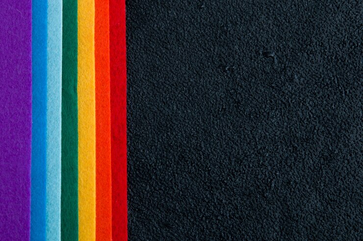 Regenboog voelde op een zwarte achtergrond bovenaanzicht natte druppels water LGBT-symbool