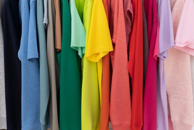 Regenboogkleuren kleren op hangers voor achtergrond