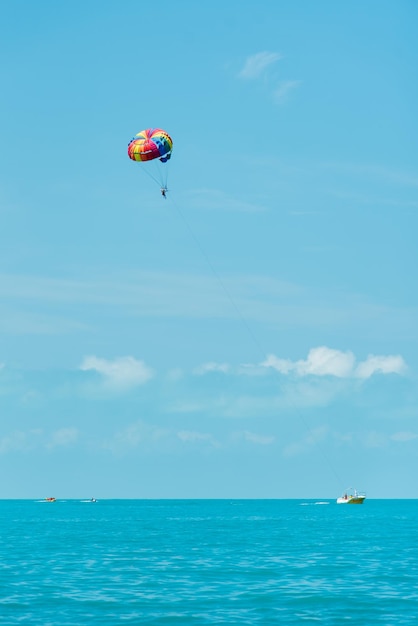 Regenboogparachute op de achtergrond van de blauwe zee en de lucht Landschap Zomervakantie