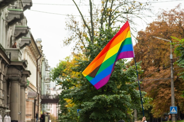 Regenboogvlag in de Pride Parade in Kiev, Oekraïne. Begrip LGBTQ.