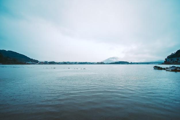 Regendag bij Kawaguchiko-meer in de herfstseizoen