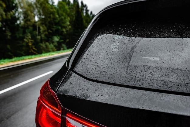 Regendruppels op een achterste autoglas.