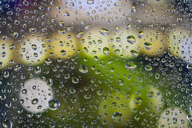 Regendruppels op glas met een mooie achtergrond