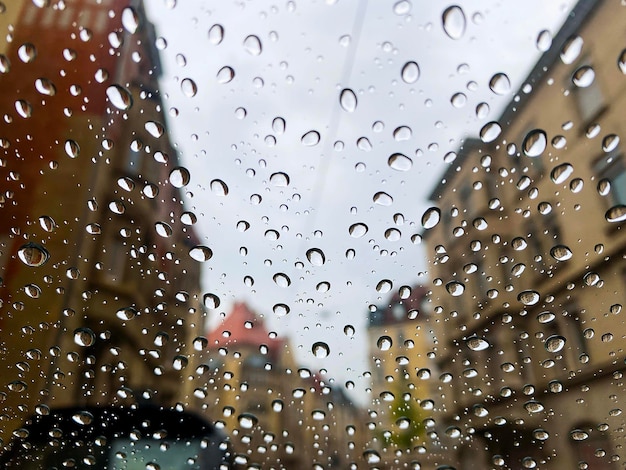 regendruppels op het glas van een auto op de achtergrond van een stadsstraat. Stuttgart, Duitsland