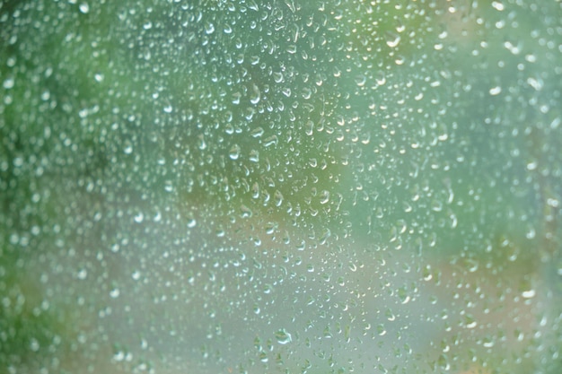 Regendruppels op het glas van het raam Close-up