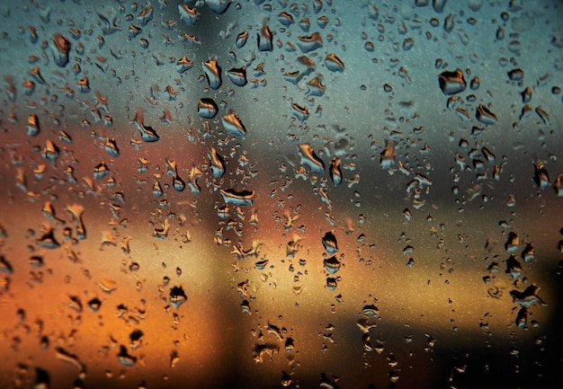 Regendruppels op het glas