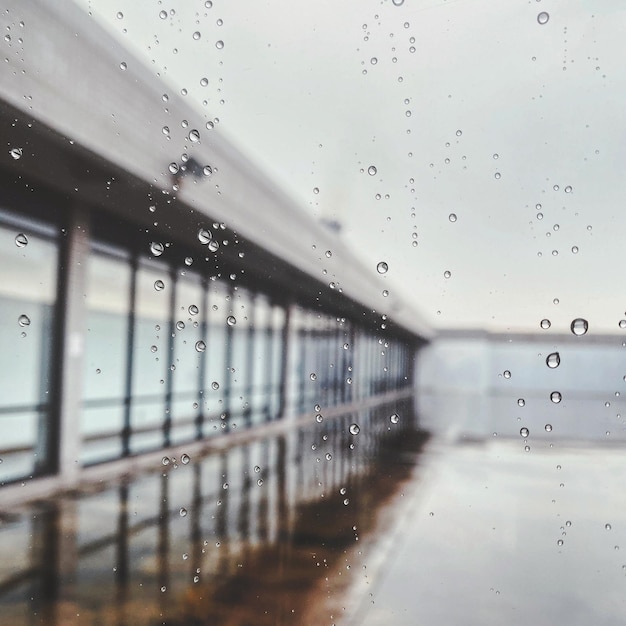 Regendruppels op het glazen raam van het regenseizoen