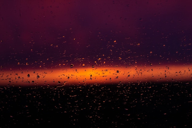Regendruppels op het raam op de sunsret (donkerblauw roze oppervlak)