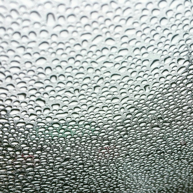 Regendruppels op het raam.