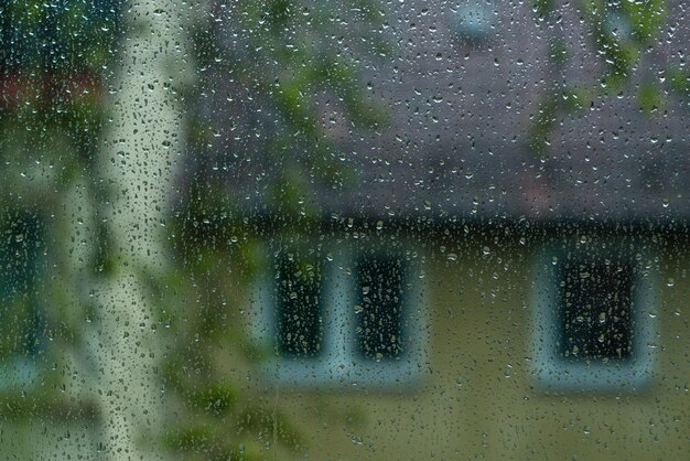 regendruppels op het raam