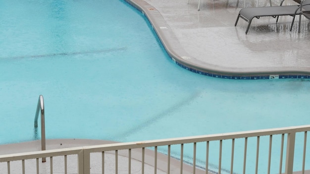 Foto regendruppels vallen op water van zwembad regenachtig in motel of hotel in californië