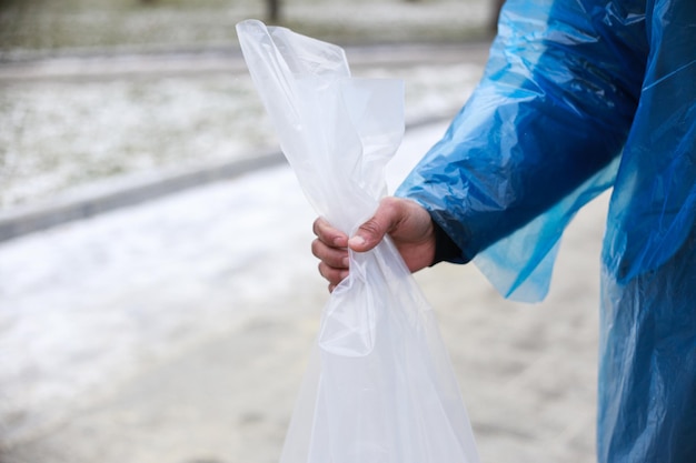 Regenjas op een man die buiten schiet