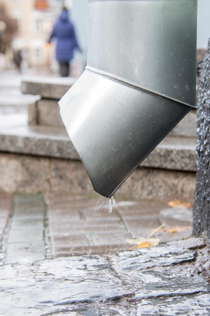 Regenpijp winter en ontdooien van sneeuw een concept van een winterseizoen